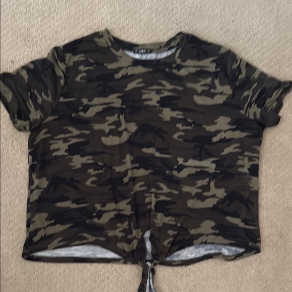 💚Shein Camouflage Tie-Front T-Shirt - Picture 2 of 3